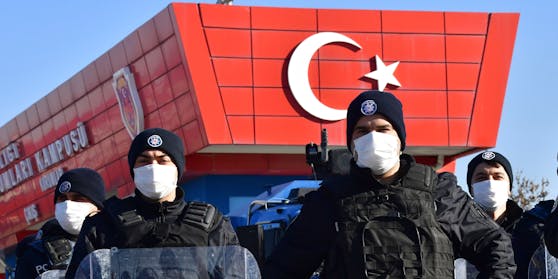 Vor dem Gerichtsgebäude wurden strenge Sicherheitsvorkehrungen getroffen.