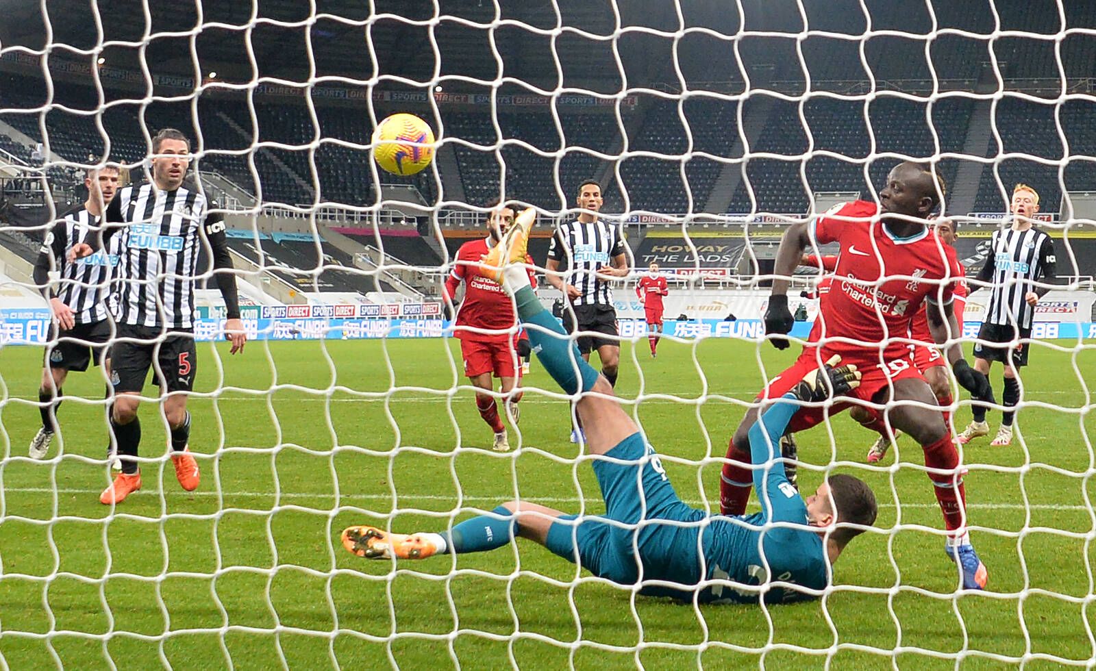 Sadio Mane scheitert an Karl Darlow.