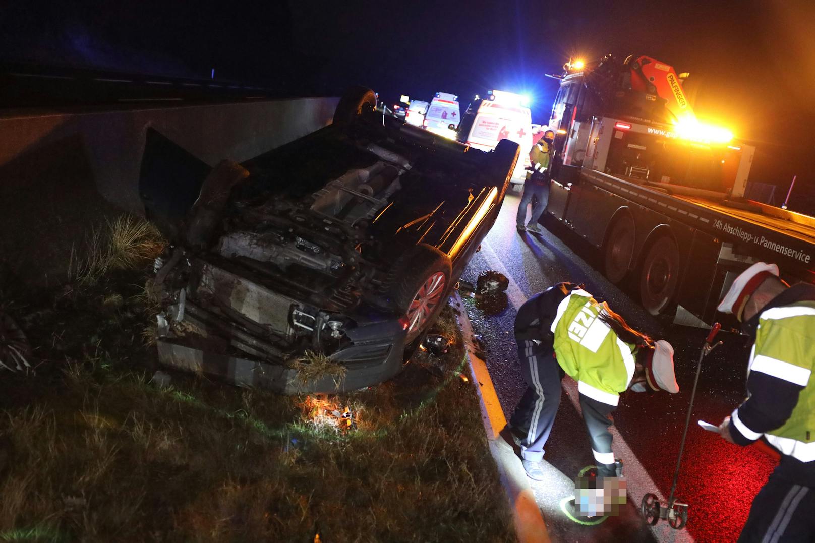 In der Nacht auf Mittwoch ist es auf der Innkreisautobahn bei Krenglbach zu einem schweren Verkehrsunfall gekommen.