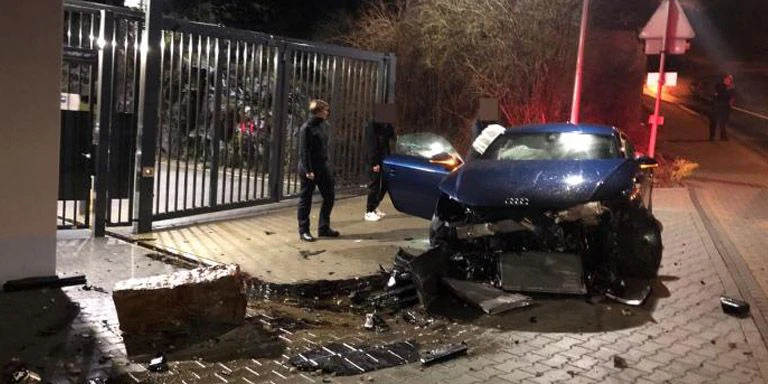 Der junge Fahrer schrottete seinen Audi genau vor einer Polizeinspektion.