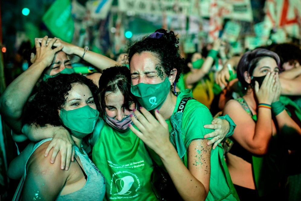 Nach jahrelangen Protesten hat Argentinien als erstes großes Land Lateinamerikas ein Gesetz zur Legalisierung von Abtreibungen erlassen.