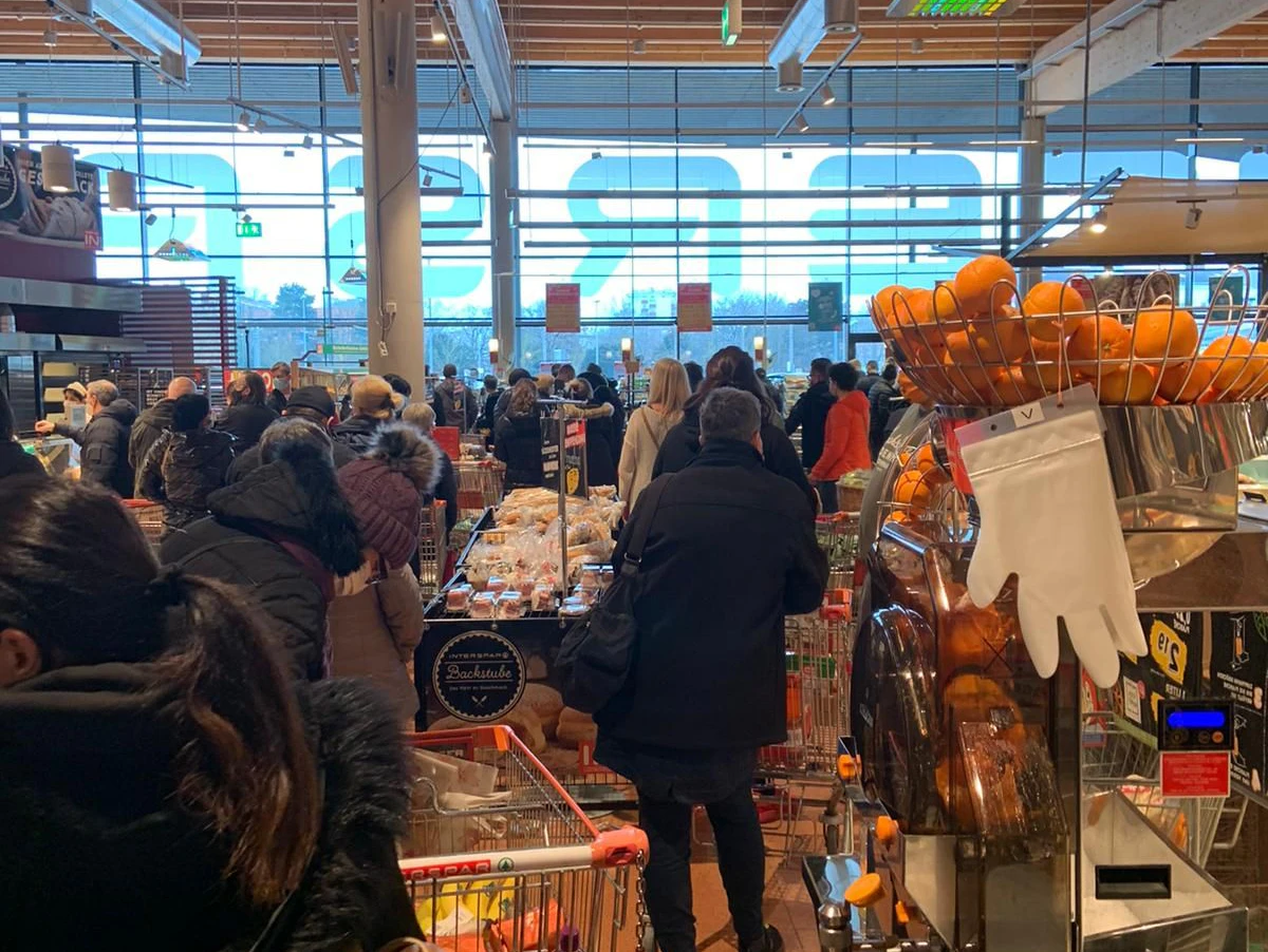 In Linz wartete ein "Heute"-Leser über 45 Minuten um zur Kassa zu kommen. 