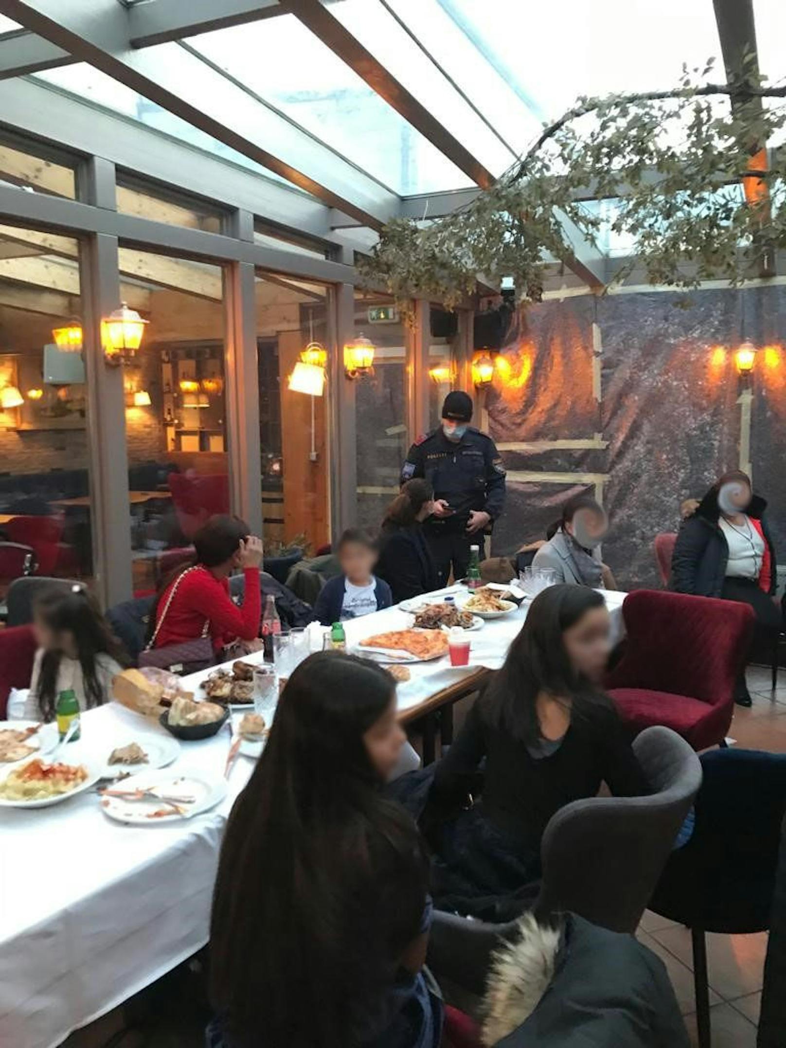 43 Personen feierten in einem Wiener Balkan-Restaurant eine Corona-Party.
