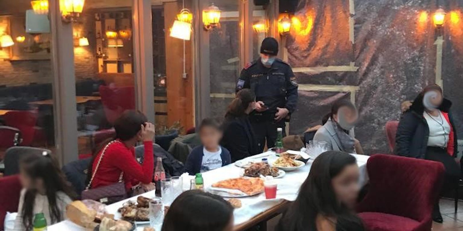 Die Polizei löste die Mega-Feier sofort auf; die Pizza musste am Tisch zurückgelassen werden.