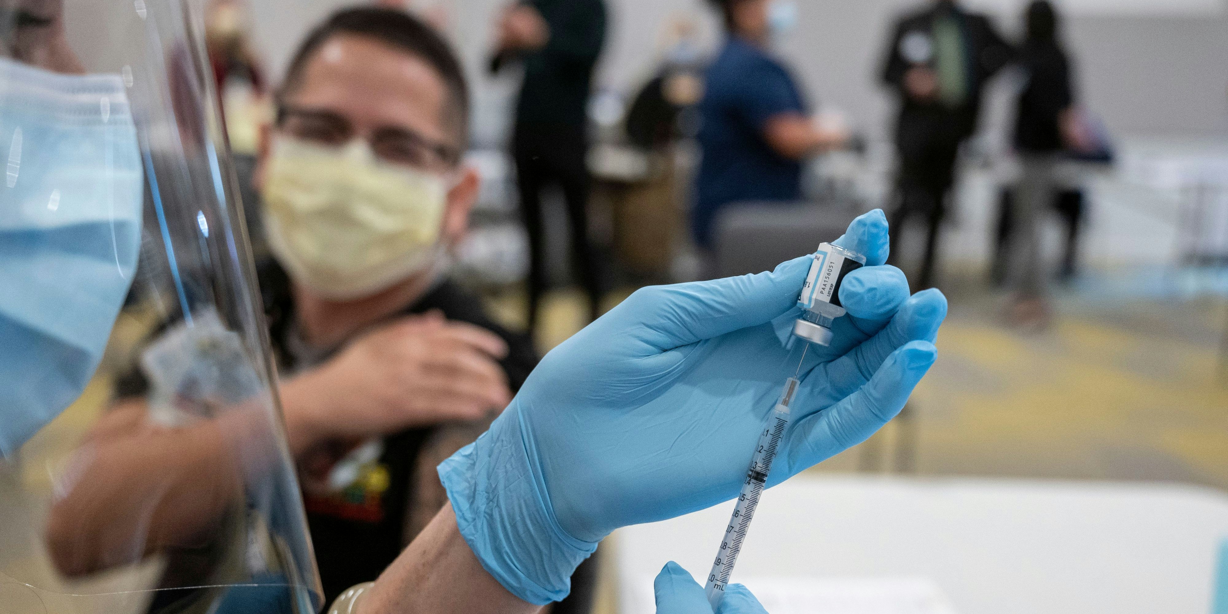 Krankenpfleger wurden in Kalifornien schon ab Mitte Dezember 2020 mit dem Biontech/Pfizer-Vakzin gegen das Coronavirus geimpft.