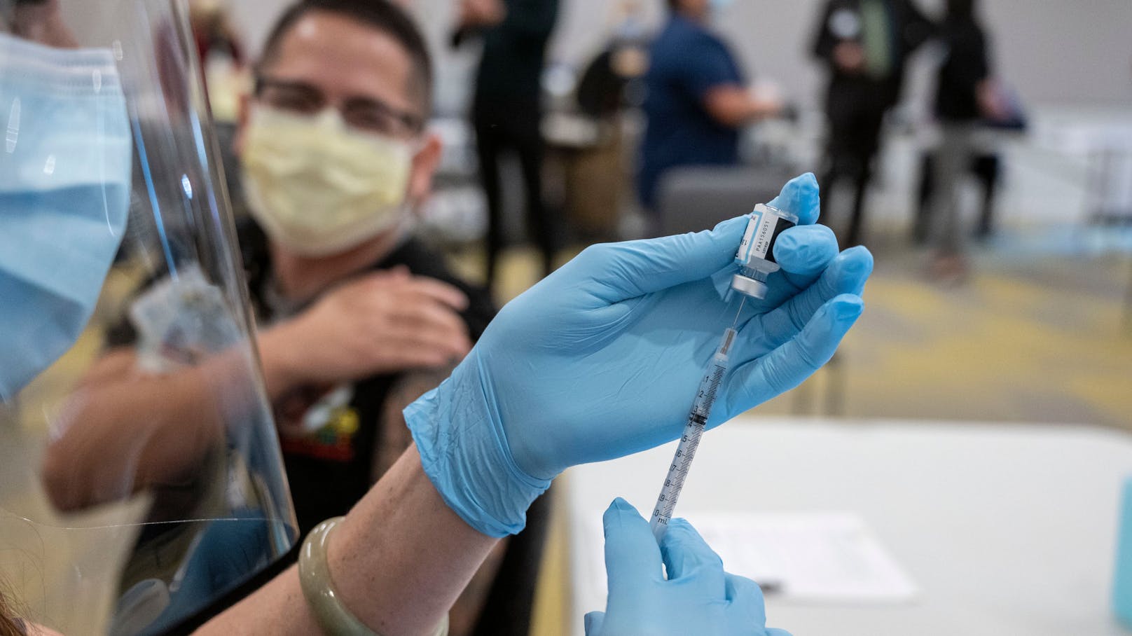 Krankenpfleger wurden in Kalifornien schon ab Mitte Dezember 2020 mit dem Biontech/Pfizer-Vakzin gegen das Coronavirus geimpft.