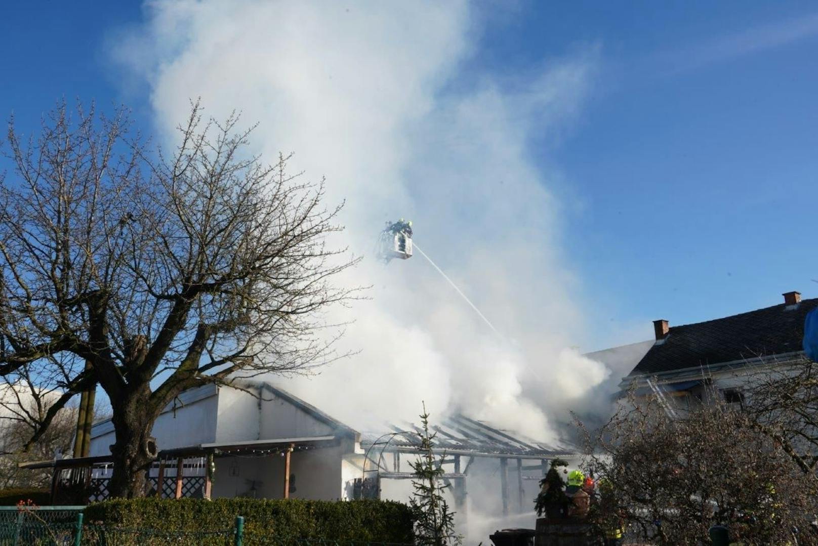 Großbrand im Ortsgebiet von Hofstetten.