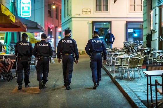 Die Polizei bei Innenstadt-Kontrollen.