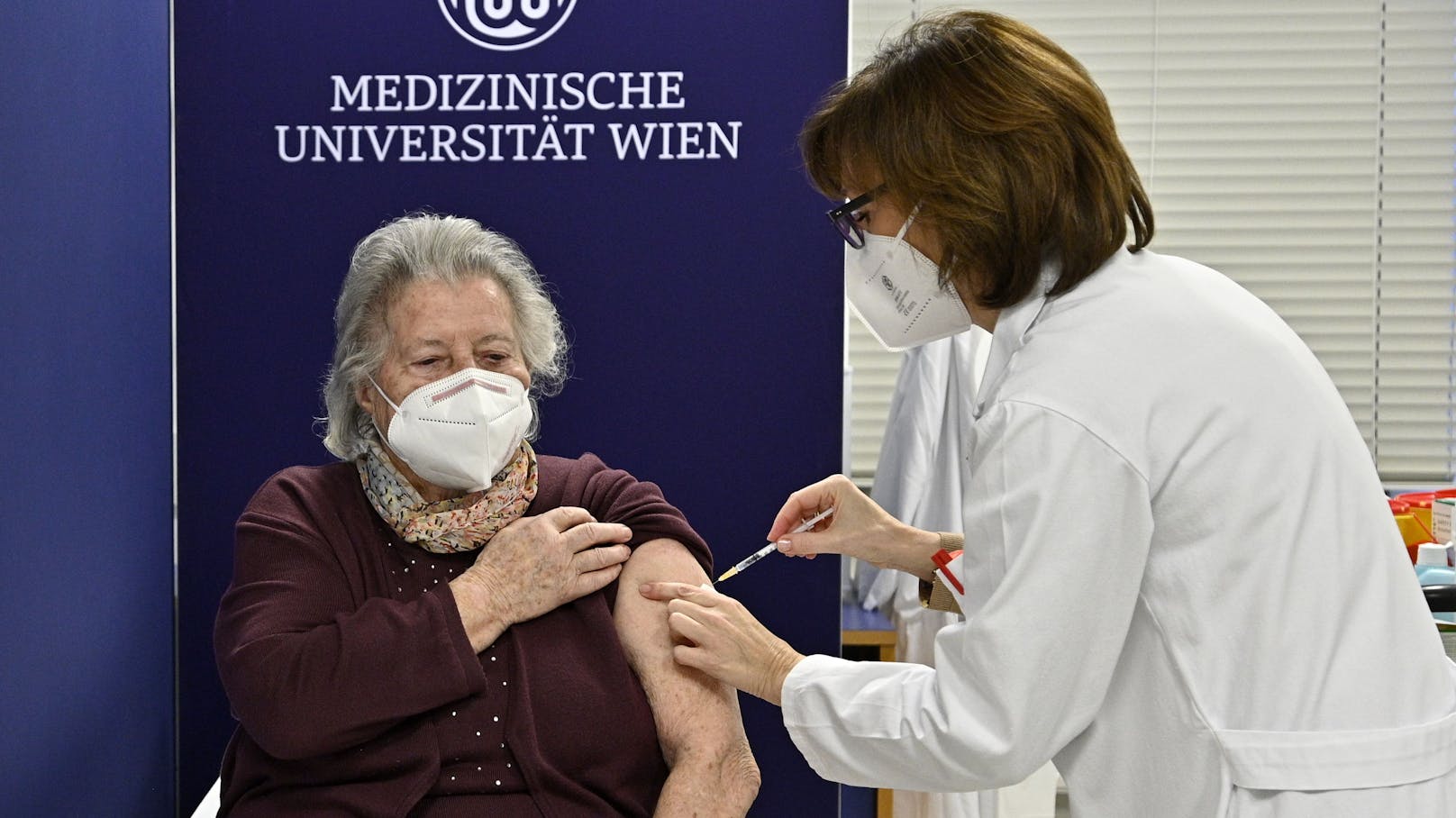 Frau Hofer wurde als erste Österreicherin geimpft.