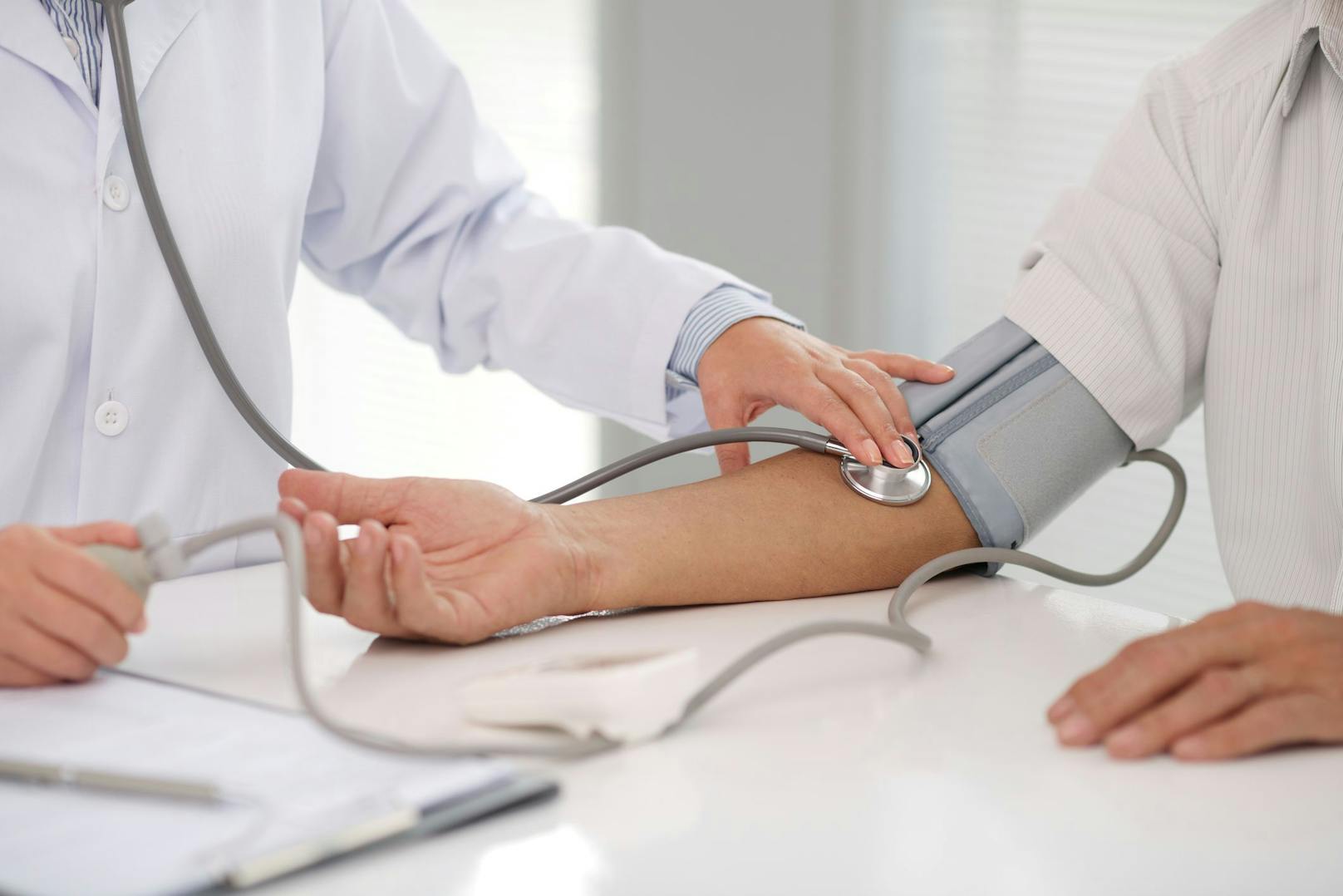 Bluthochdruck als Risikofaktor: Betroffene leiden häufig an einem schweren Covid-19-Verlauf. 
