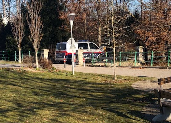 Der Polizeibus bog vom Gehsteig dann in den Stadtpark ab.