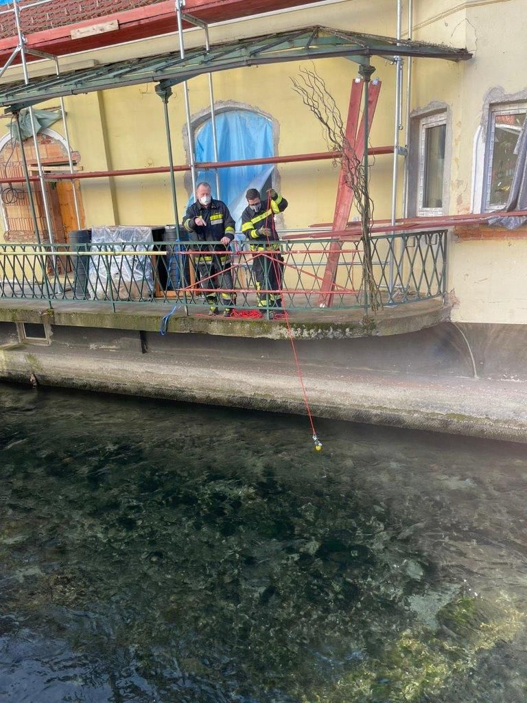 Die Freiwillige Feuerwehr Gloggnitz fischte den Schlüsselbund wieder heraus.