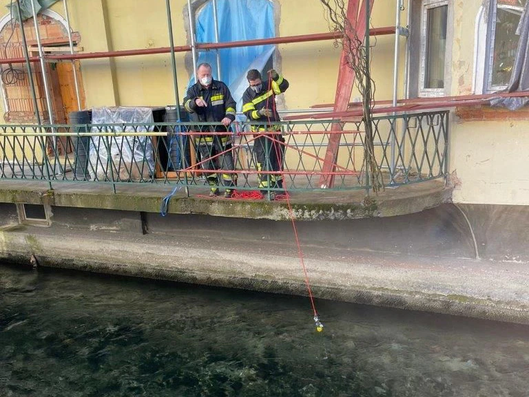 Die Freiwillige Feuerwehr Gloggnitz fischte den Schlüsselbund wieder heraus.
