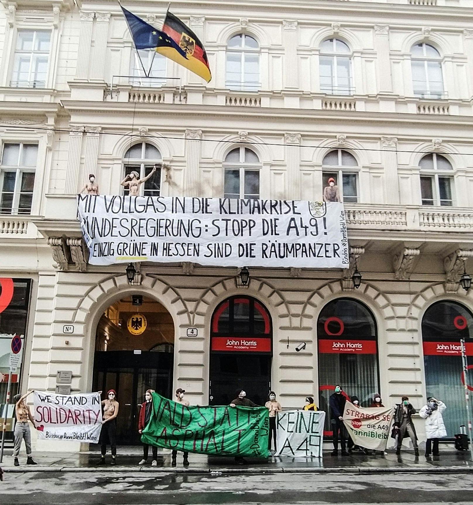 Aktivisten besetzen die deutsche Botschaft in Wien.