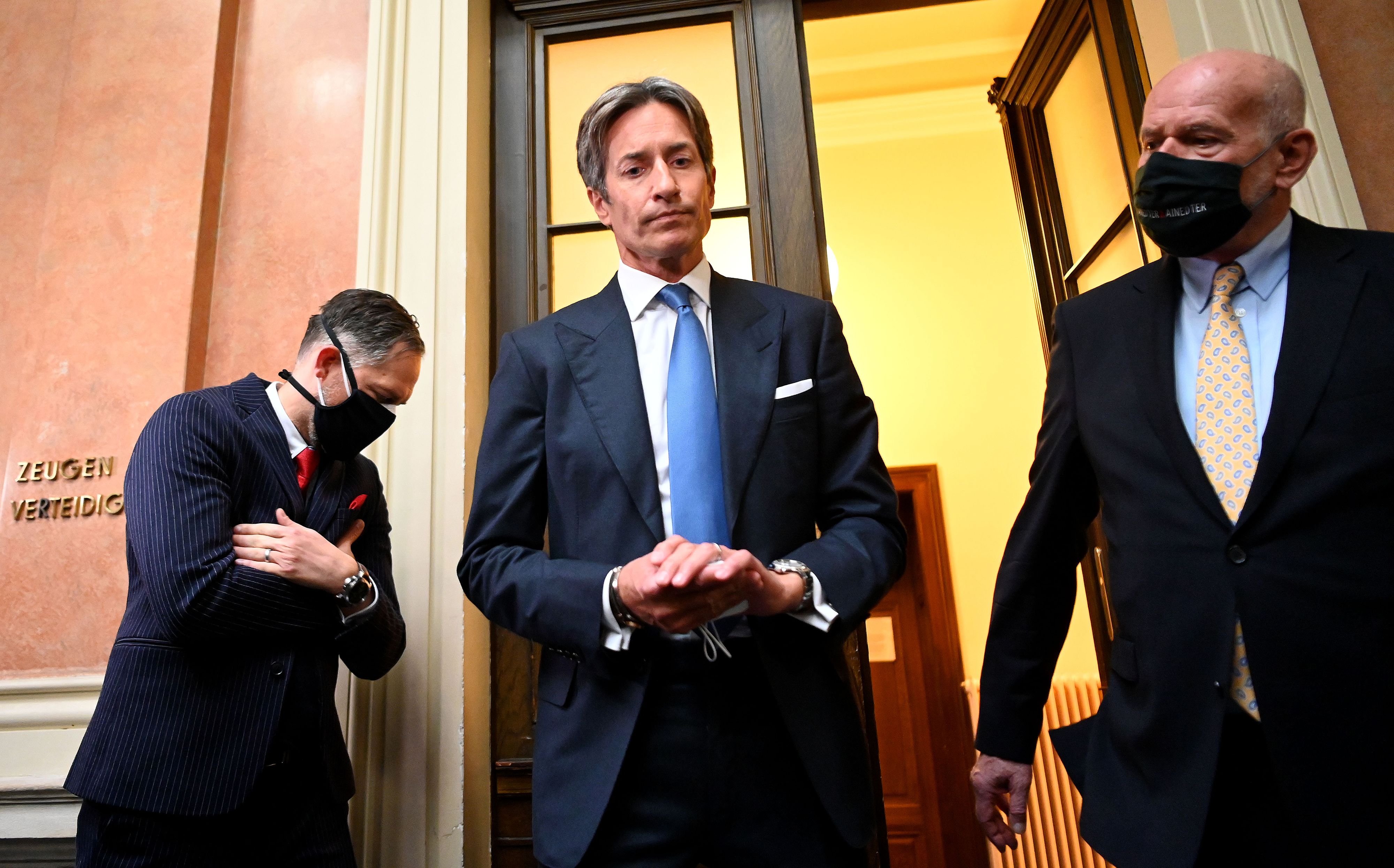 Karl-Heinz Grasser mit seinen Anwälten.