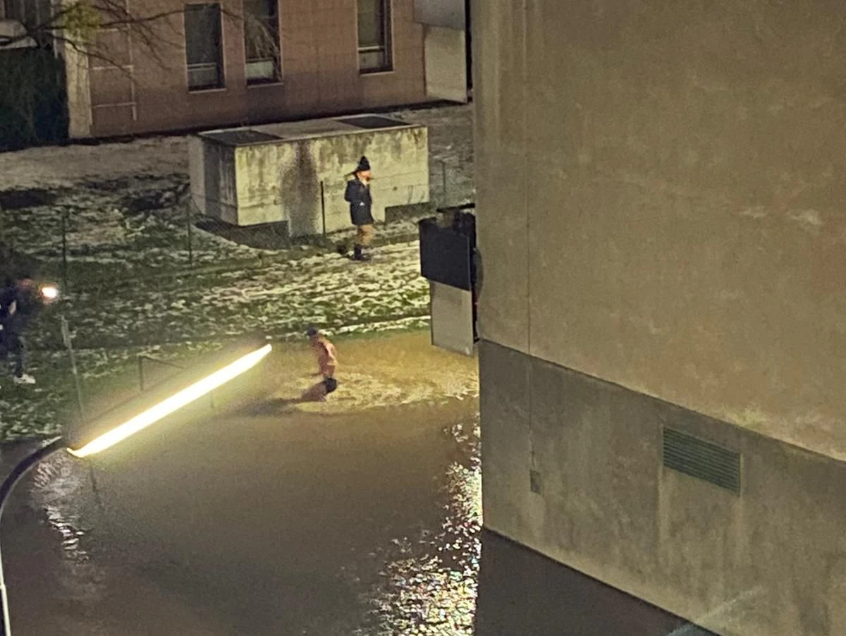 Teenager genießen bei Temperaturen um den Gefrierpunkt das kalte Wasser im Garten.