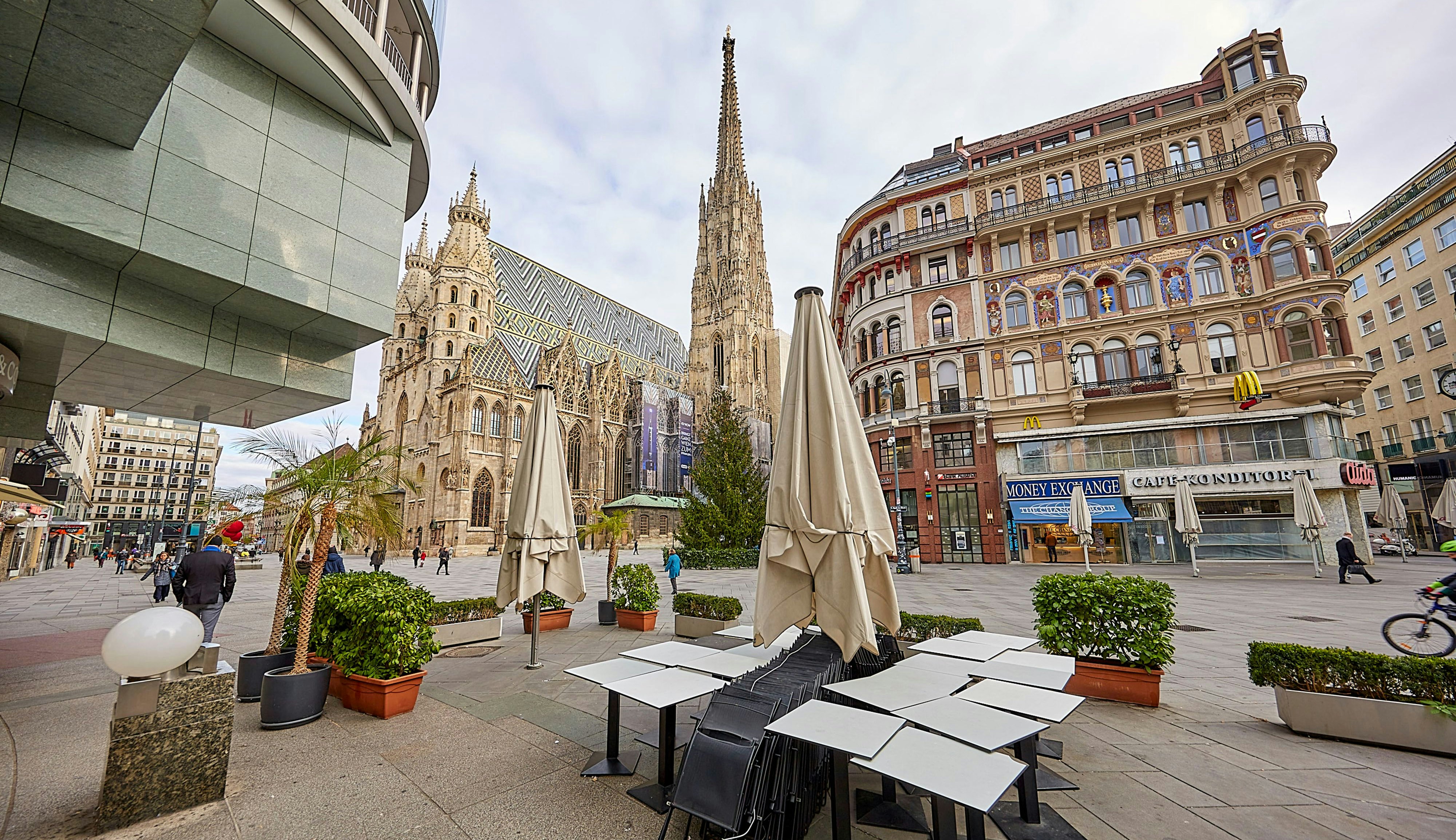 Wien im Lockdown: Nur wenige Menschen tummeln sich auf dem Stephansplatz