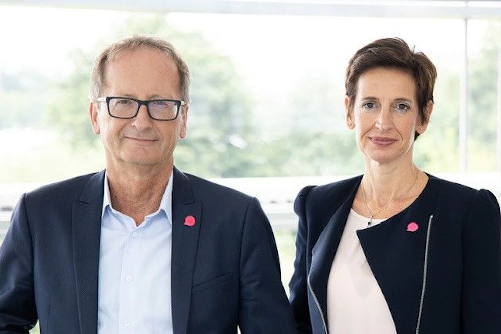 NEOS-Wirtschaftssprecher Helmut Hofer-Gruber und NEOS-Landessprecherin Indra Collini sind entrüstet über die Einkaufsplattform.