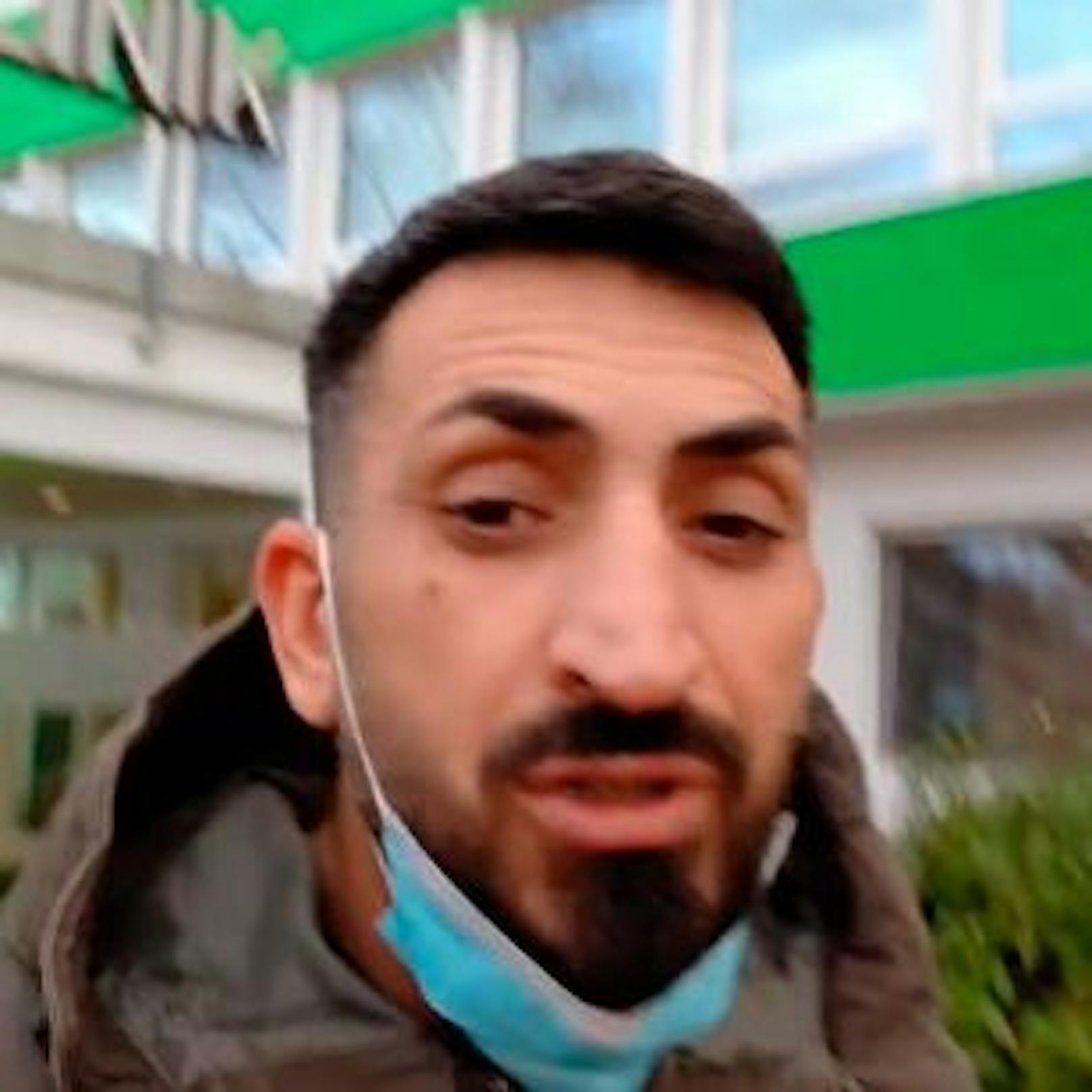 Mustafa Alin vor der Paracelsus-Klinik