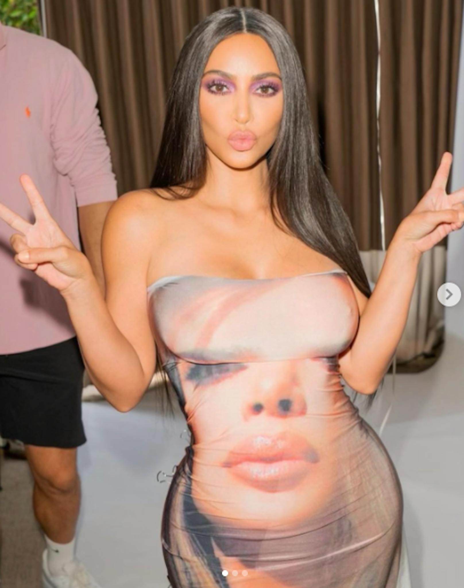 04.12.2020: "Ich habe diesen Tag geliebt", schrieb <strong>Kim Kardashian</strong> zu diesem Foto. Das It-Girl posiert hier in einem Kleid auf dem ihr eigenes Gesicht prangt. 
