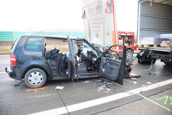 Nach Crash auf A1 bei Haag  Lkw Lenker gestorben 