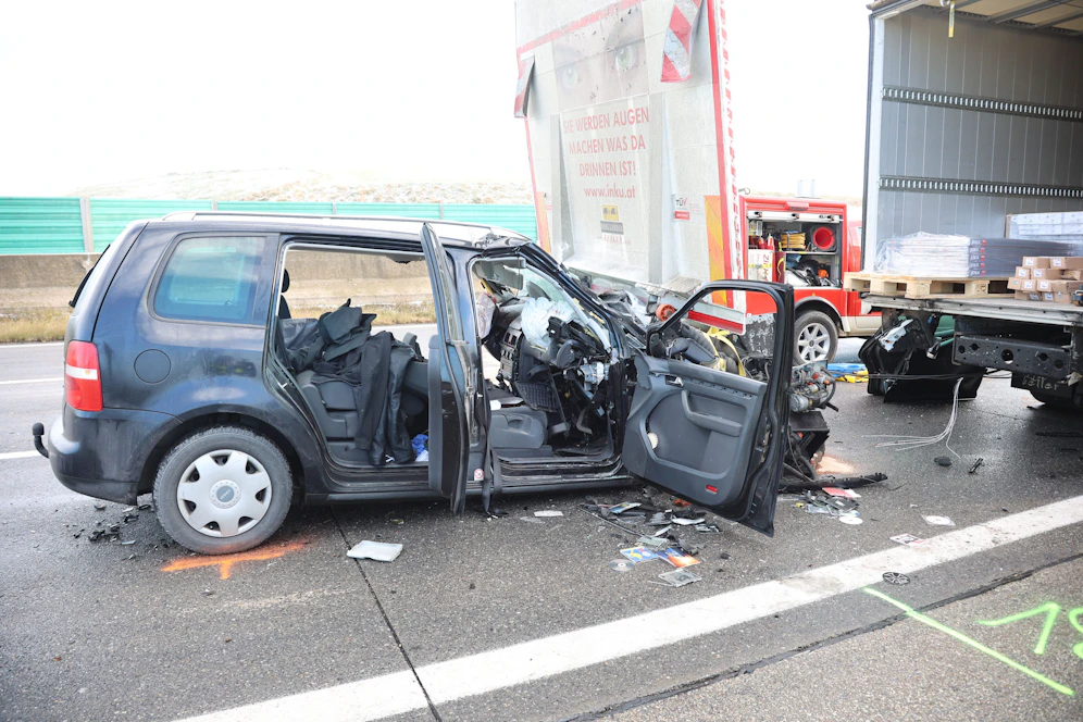 Bei dem Unfall auf der A1 ist eine Person verstorben und mehrere wurden verletzt.