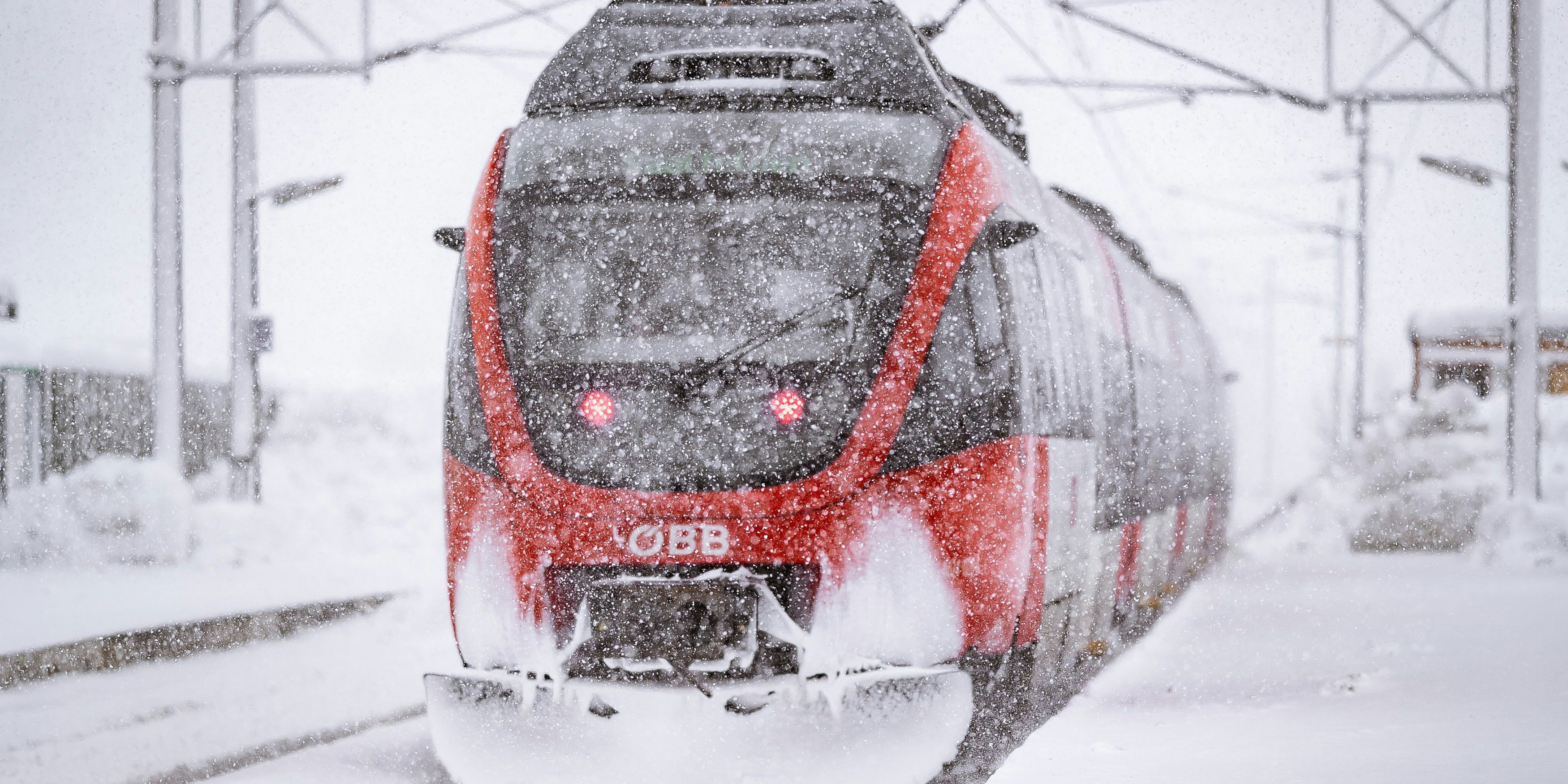in Zug der OeBB im starkem Schneefall, aufgenommen am 09. Jänner 2019 in Saalfelden,