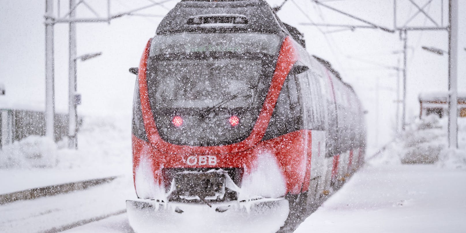 Ein Zug der ÖBB im starkem Schneefall, aufgenommen am 09. Jänner 2019 in Saalfelden.