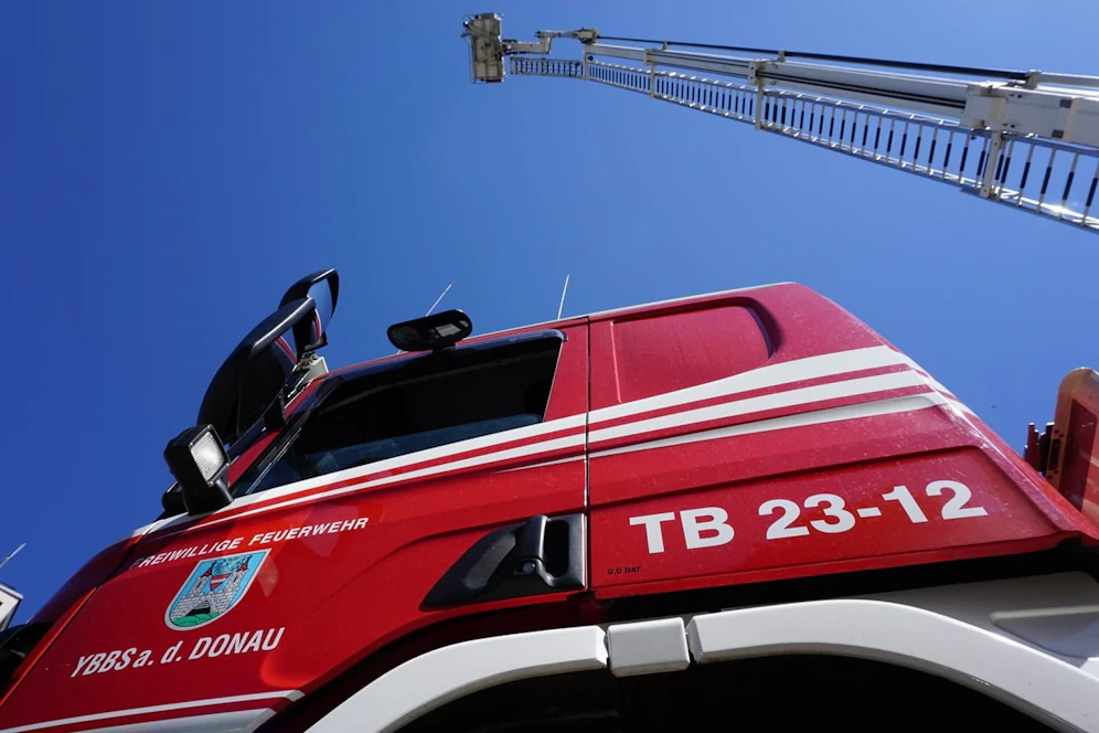 Die Feuerwehr Ybbs ist mit ihrem Hubsteiger vor Ort.