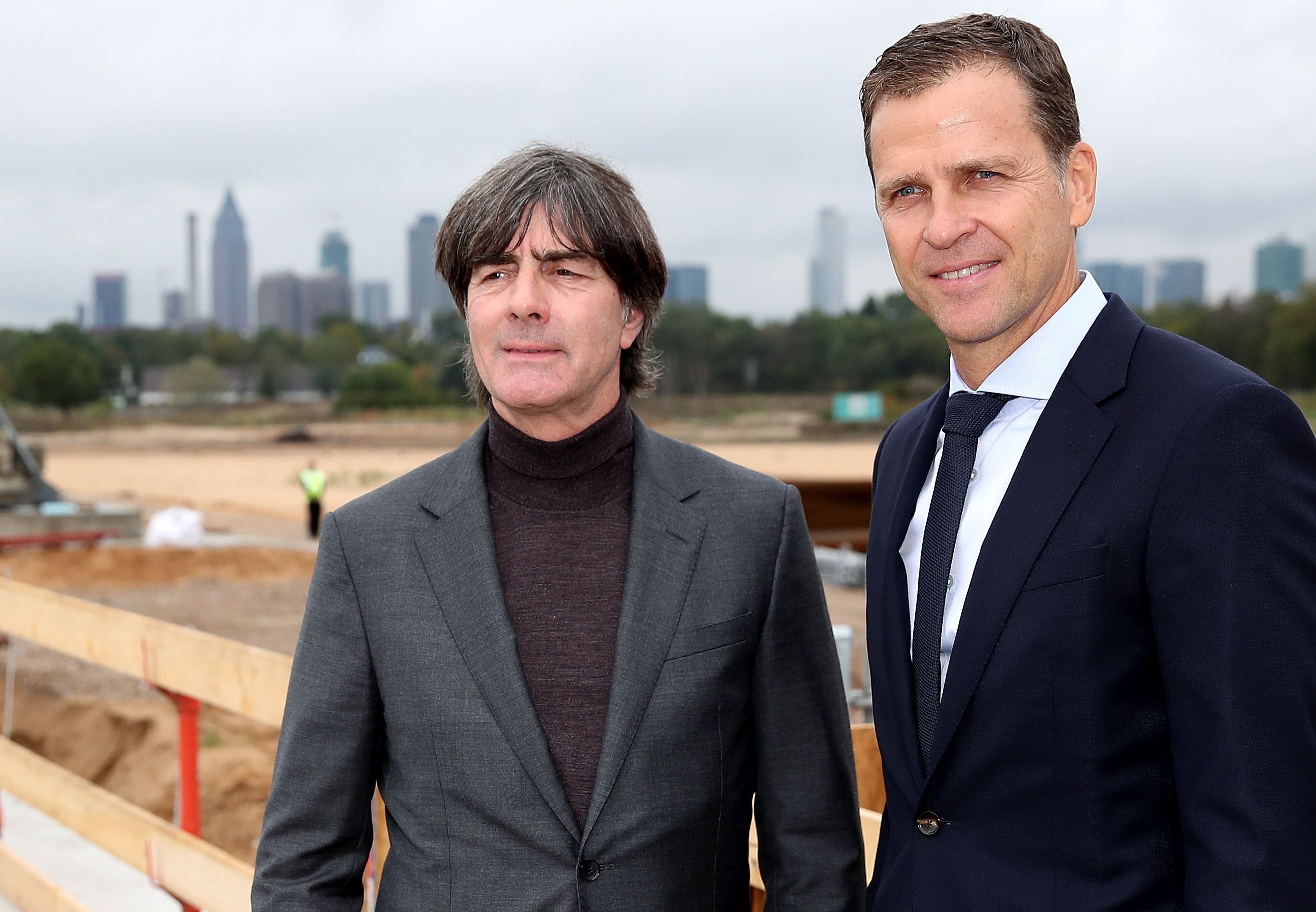 Oliver Bierhoff stärkt Jogi Löw den Rücken. 