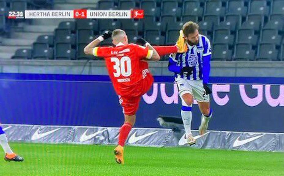 Robert Andrich sieht nach diesem Tritt Rot. 