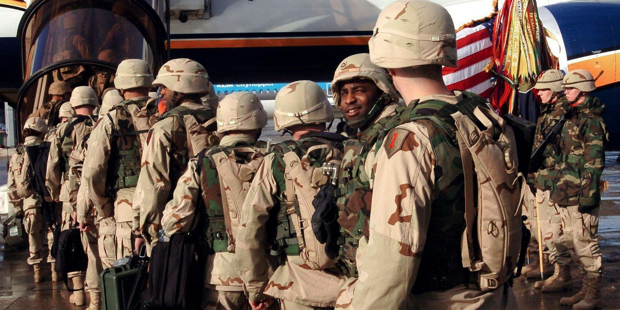 Download von www.picturedesk.com am 04.12.2020 (16:22).  epa00131985 US troops of the 1st US Infantry Division queue in front of a chartered aircraft at the airport in Nuremberg, Germany, 09 February 2004. Around 13,000 US troops are being relocated with their equipment to Iraq throughout the next few days. EPA/Peter Roggenthin - 20040209_PD0706 - Rechteinfo: Rights Managed (RM)