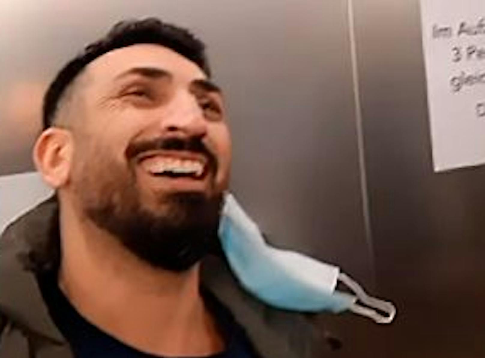 Mustafa Alin schlich sich für ein Aluhut-Video in eine Klinik