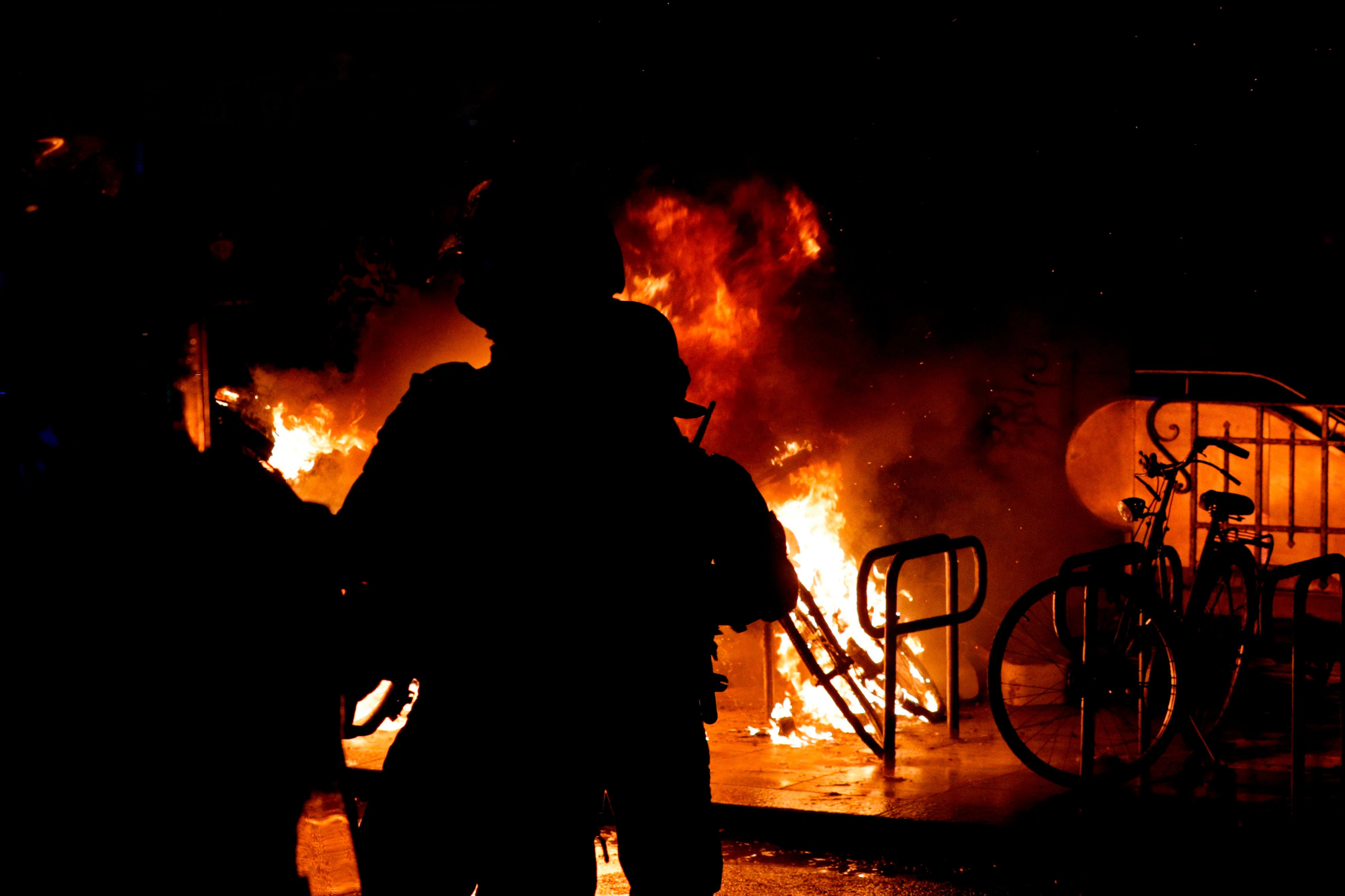 Eine tiefschwarze Rauchwolke hing über der Straße – zahlreiche Autos gingen ebenfalls in Flammen auf.