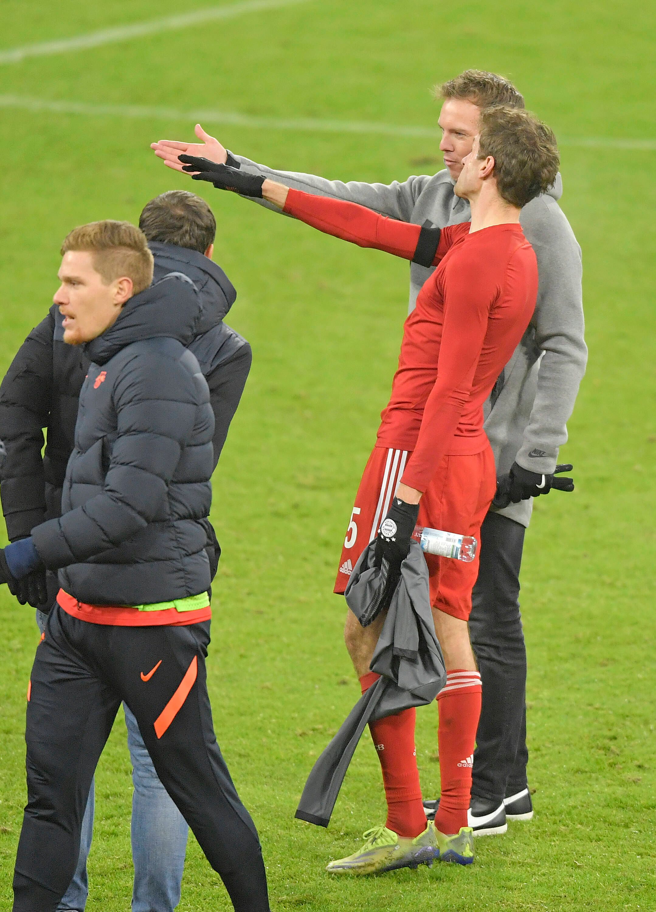 Thomas MÜller und Julian Nagelsmann diskutieren nach dem Schlusspfiff. 