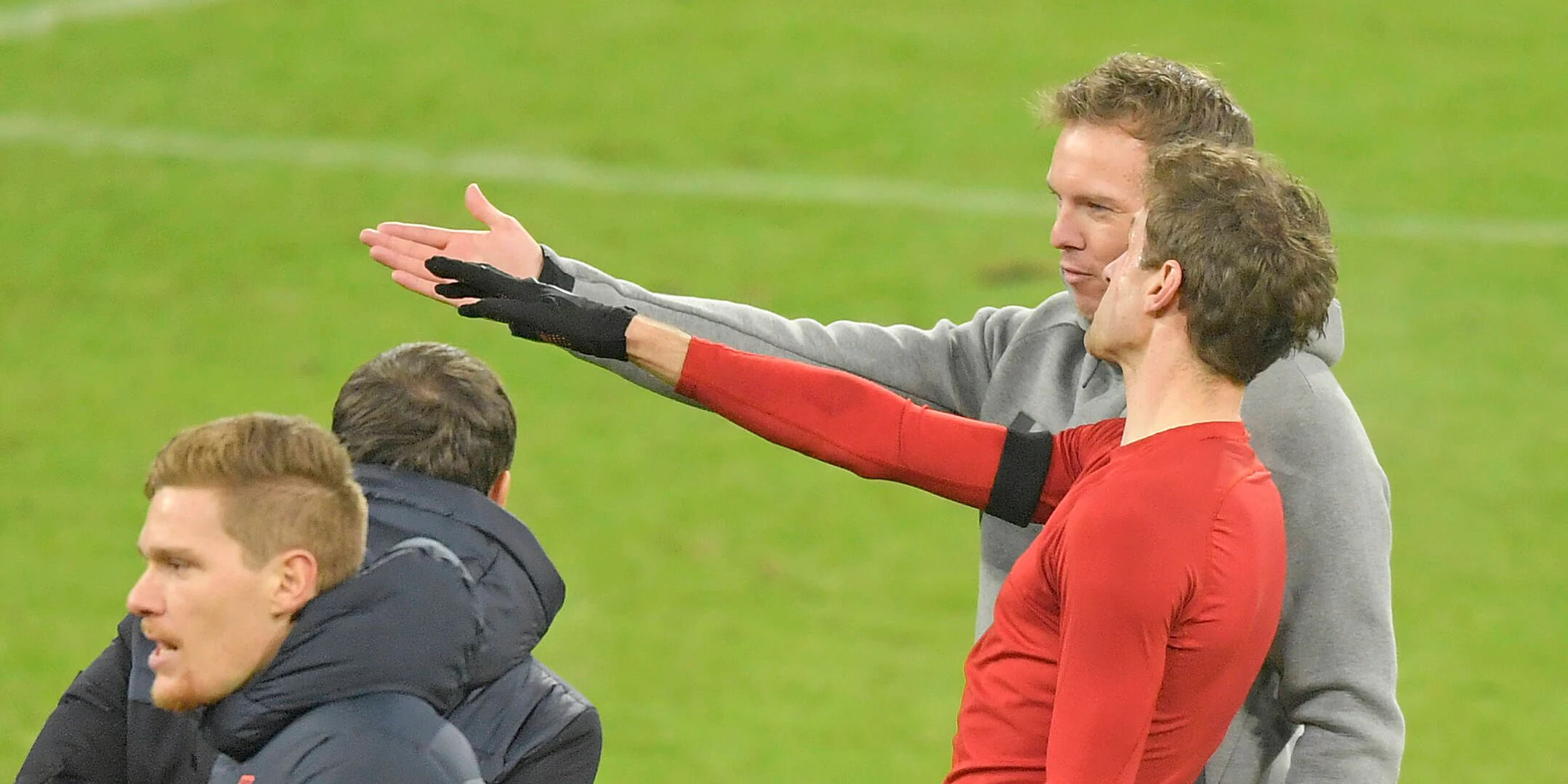 Thomas MÜller und Julian Nagelsmann diskutieren nach dem Schlusspfiff. 