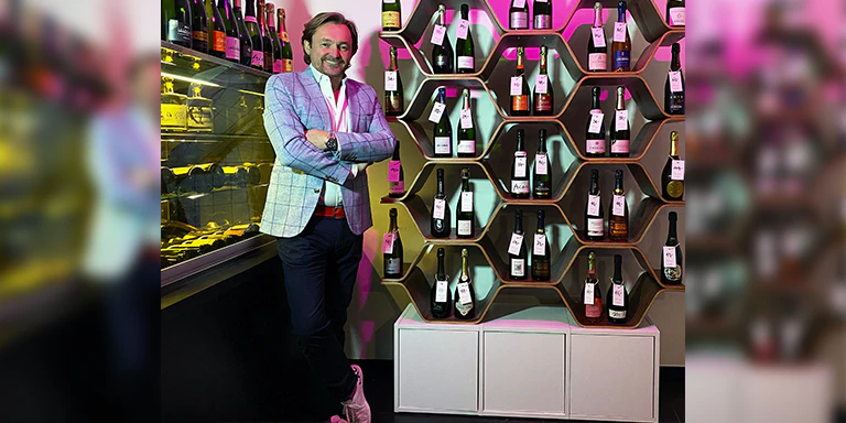 Rund 50 Winzerchampagner warten in der Dosage am Fleischmarkt darauf, verkostet zu werden. 
