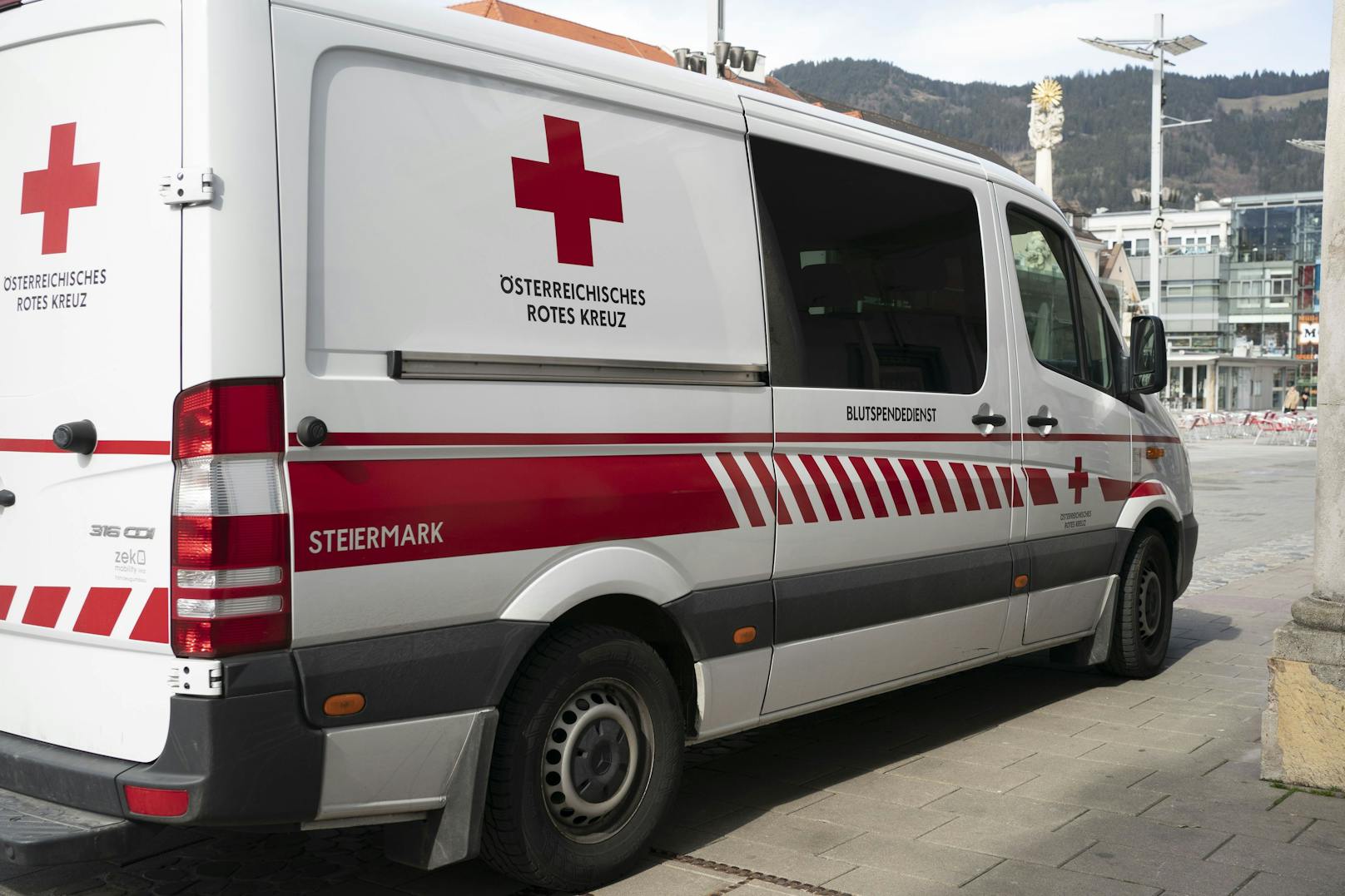 Das Rote Kreuz brachte den Mann mit thermischen Verletzungen und einem totalen Sehverlust ins Landeskrankenhaus Graz. (Symbolbild)