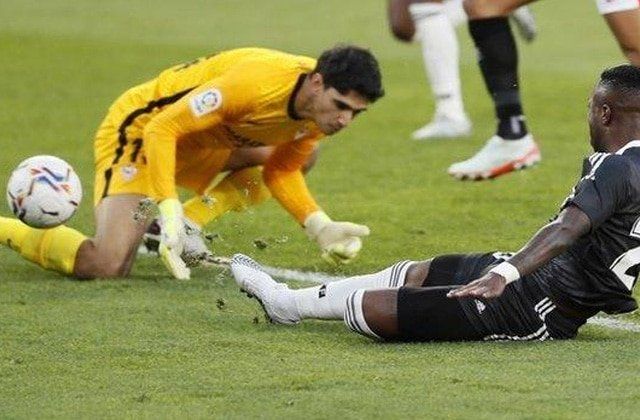 Yassine Bounou kassiert das Eigentor. 