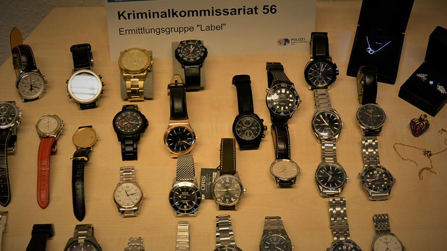 Die Polizei Köln stellte Uhren im Wert von 65.000 Euro bei der Diebesbande sicher.