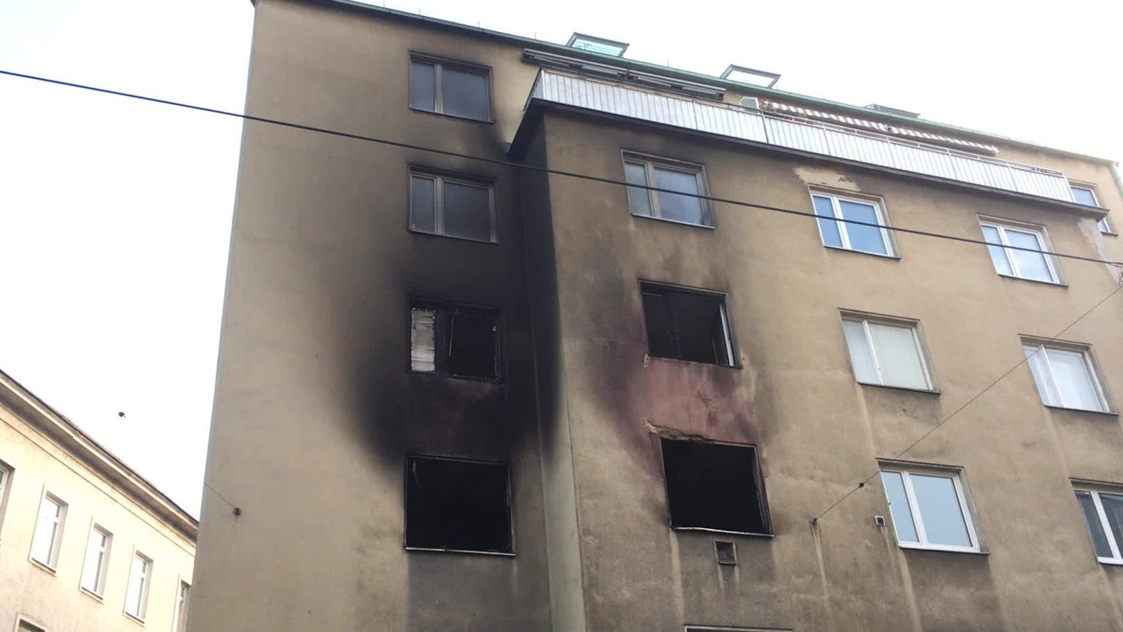Samstagmittag brannte eine Wohnung in Wien-Meidling lichterloh. Bei dem Feuer kam eine Person ums Leben.