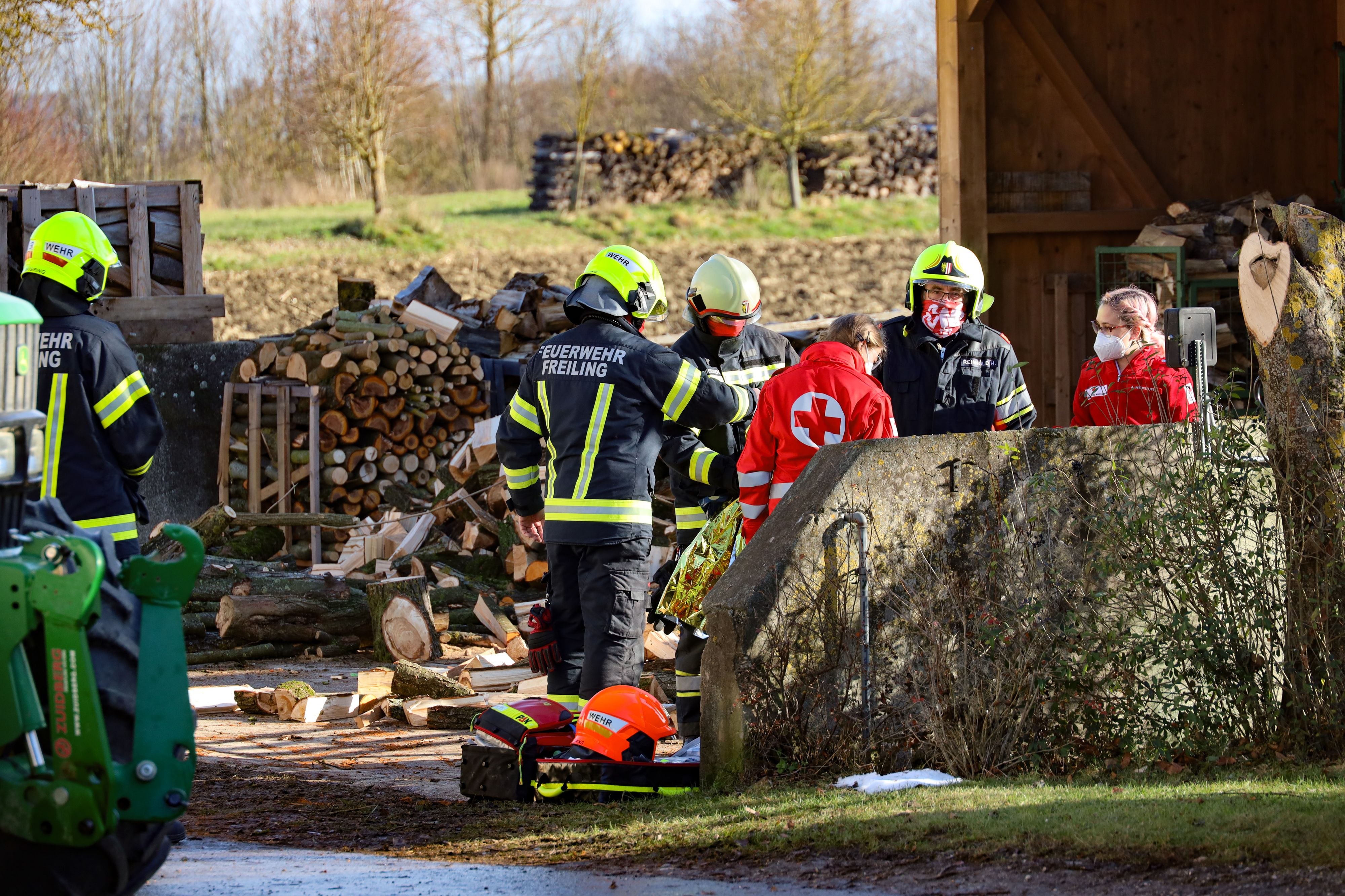 Ein Frau wurde von Brennholz verschüttet.<br>