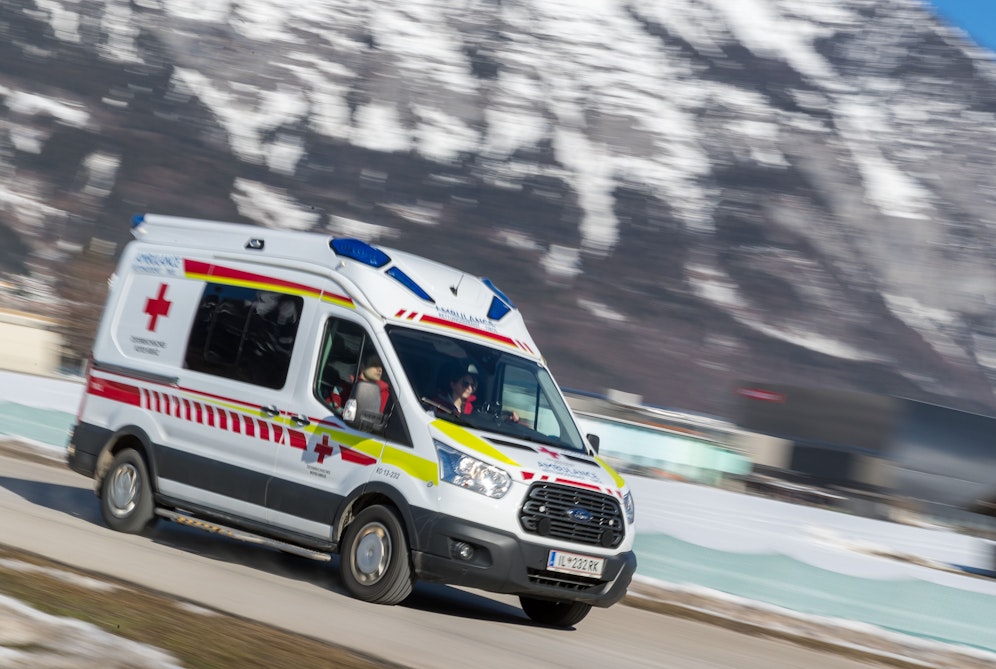 Das Rote Kreuz musste den Lenker ins Krankenhaus bringen. (Symbolbild)