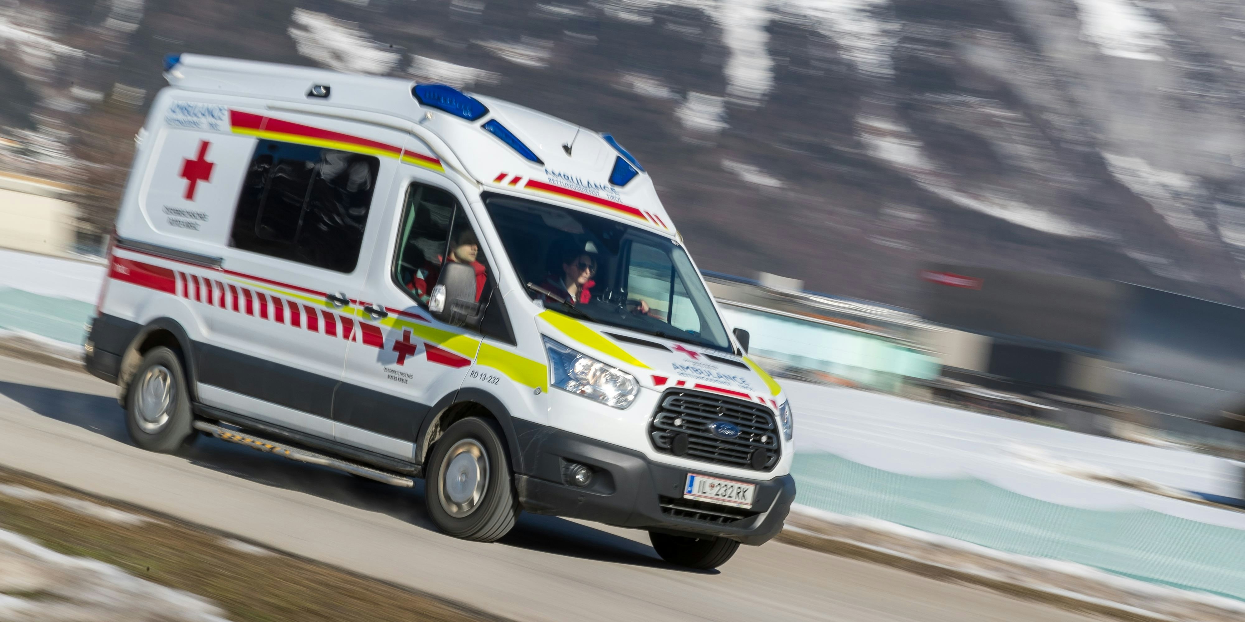 Das Rote Kreuz musste den Lenker ins Krankenhaus bringen. 
