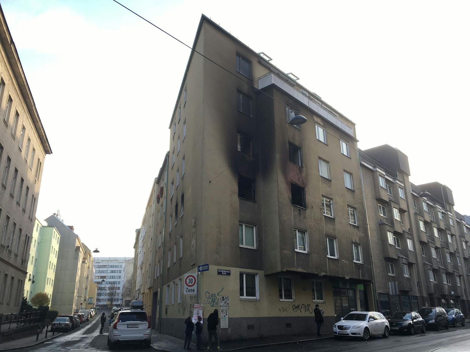 Samstagmittag brannte eine Wohnung in Wien-Meidling lichterloh. Bei dem Feuer kam eine Person ums Leben.