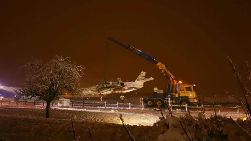 Zuvor ist es über eine Straße geschlittert, Fahrzeuge wurden keine getroffen. 