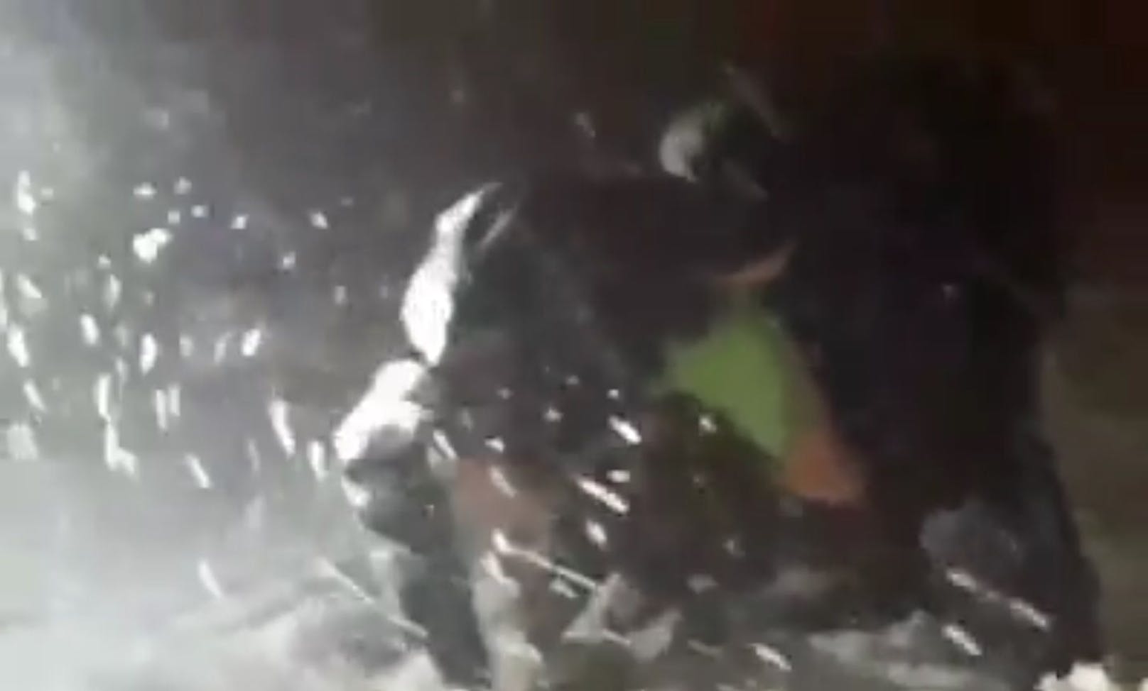Video: Krampus attackiert Polizisten mit Rute