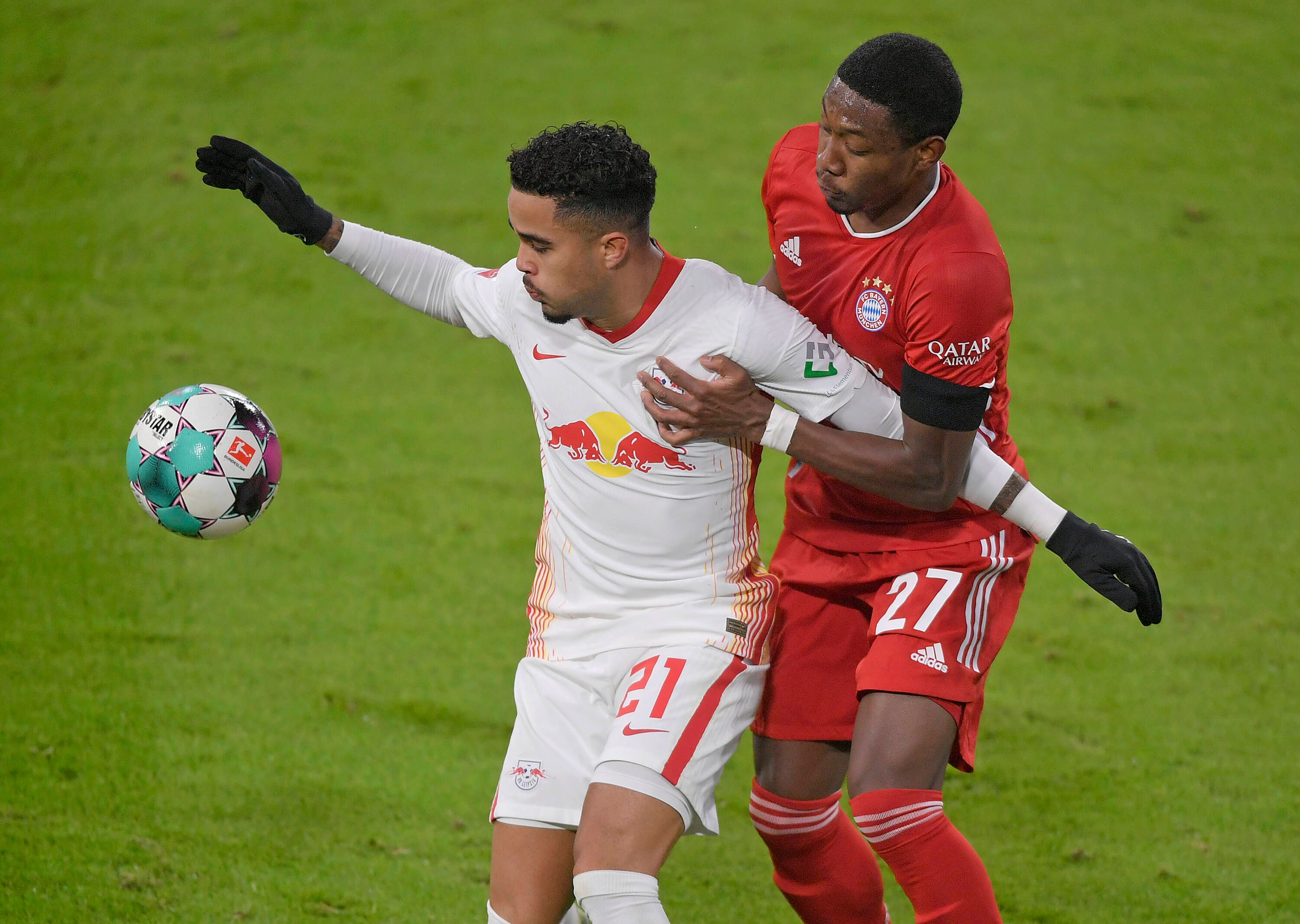 David Alaba im Duell mit Justin Kluivert. 