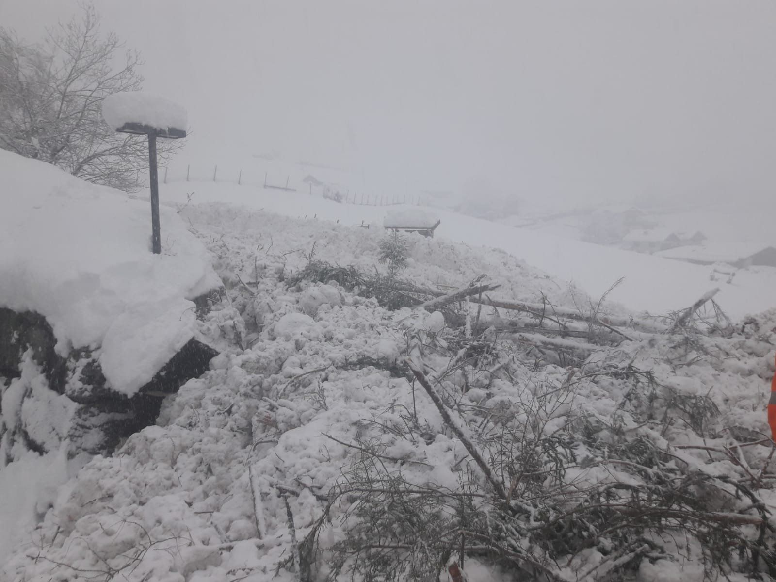 Aufgrund starker Schneefälle musste die Zufahrt zum Lesachtal in Kärnten gesperrt werden. (Symbolbild)