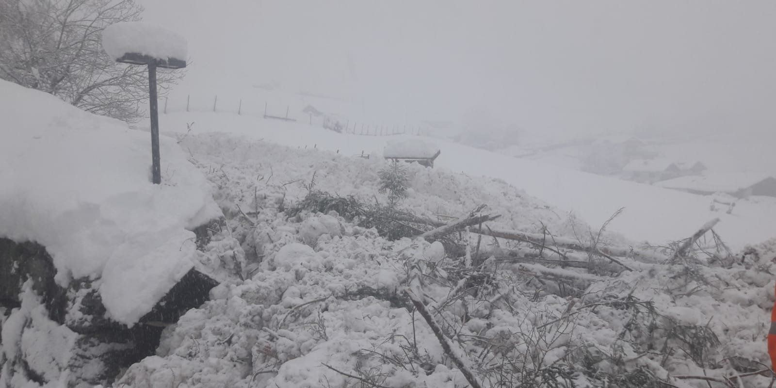 Auf Grund starker Schneefälle musste die Zufahrt zum Lesachtal in Kärnten gesperrt werden. Symbolbild